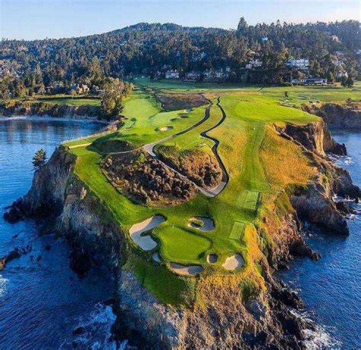 Are there houses on Pebble Beach golf course