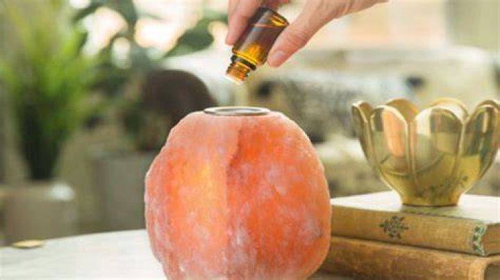 Can you put essential oils in an oil lamp