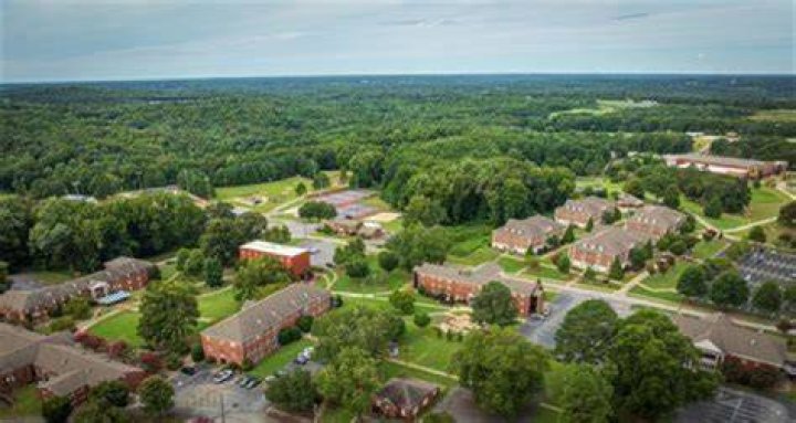 Do freshmen have to live on campus at SFA