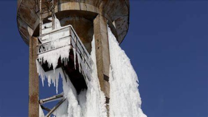 Do water towers freeze in the winter