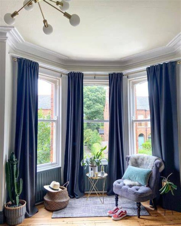 Does a bay window need curtains