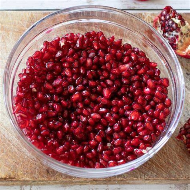 Does pomegranate contain Fibre