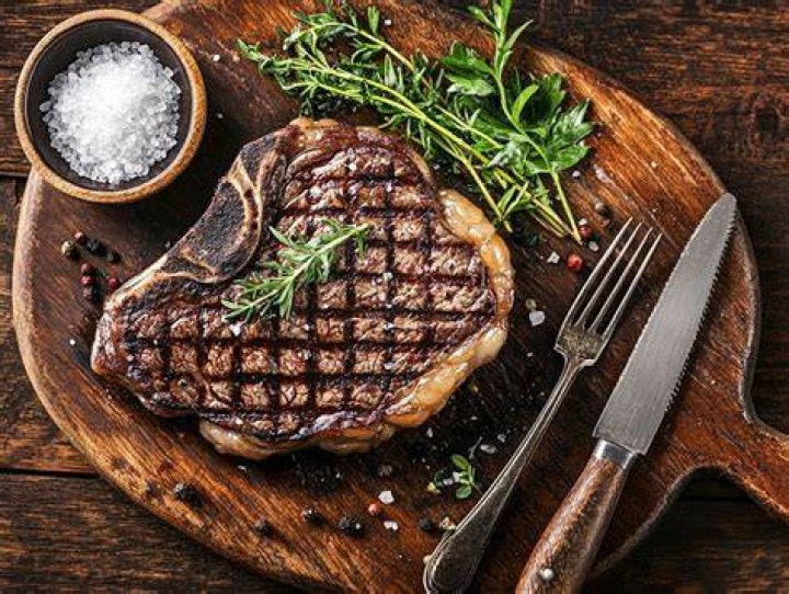 Does raw steak have sodium