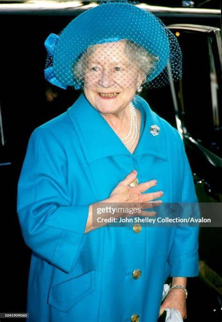 Does the Queen Mother bow to the Queen