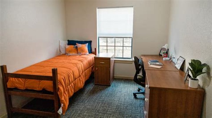 Does UTSA have dorms