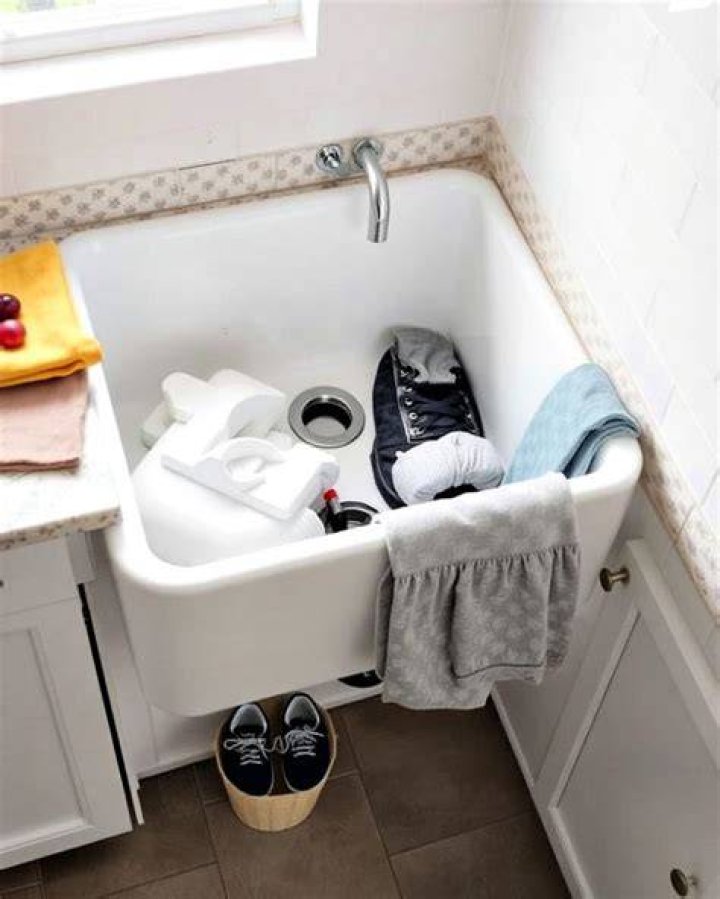 How deep should a laundry room sink be