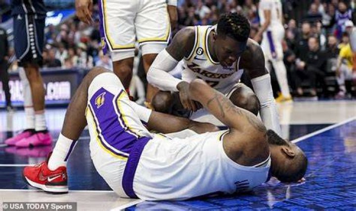 How did LeBron injure his hand