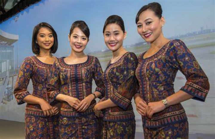How do I become a flight attendant for Singapore Airlines