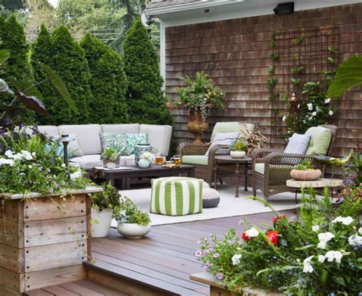 How do you decorate a deck