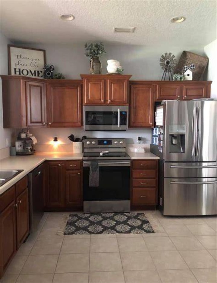 How do you decorate an old kitchen