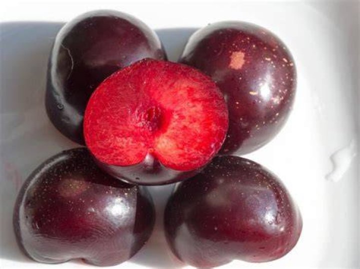 How do you pick plums that are red inside