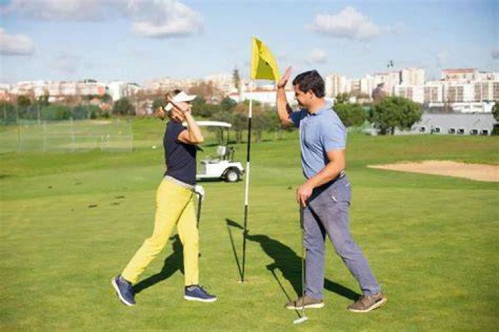 How do you play fantasy golf