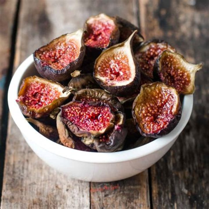 How do you prepare dried figs to eat