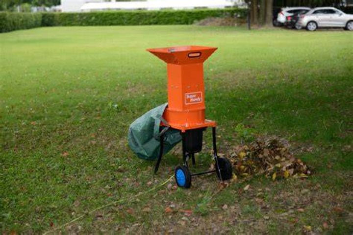 How does a leaf shredder work