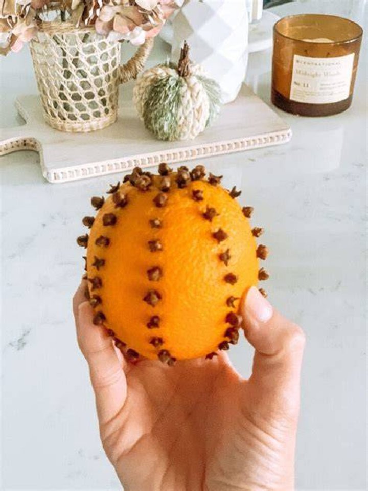 How long do orange clove pomanders last