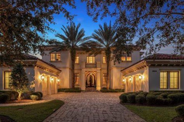 How many homes are in golden oak