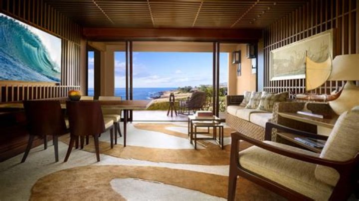 How many rooms does Four Seasons Lanai have