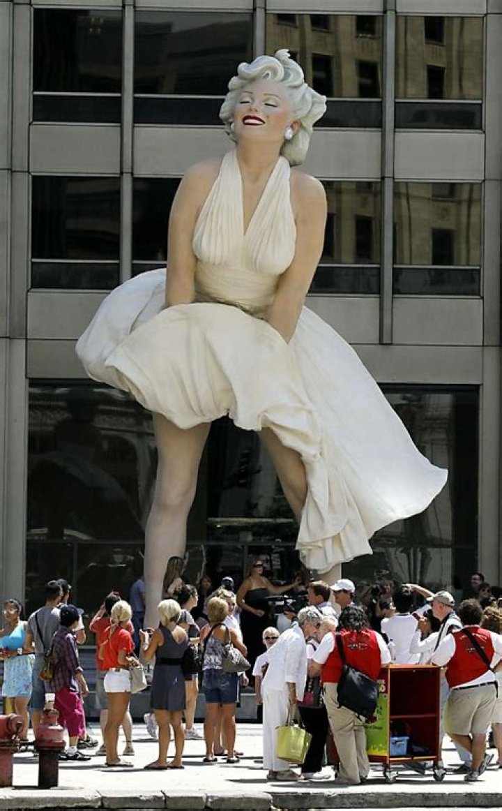 How tall is Marilyn Monroe statue