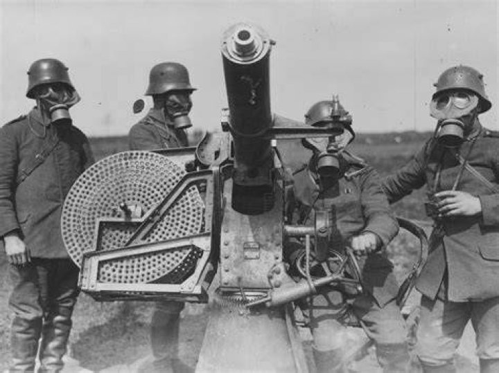 How was poison gas delivered in ww1