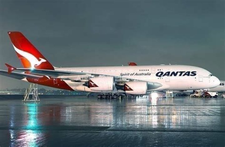 What aircraft does Qantas fly between London and Australia