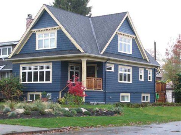 What color roof goes with blue siding