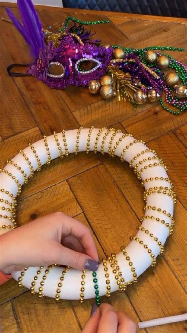 What do you do with Mardi Gras beads
