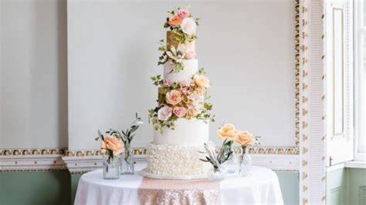 What do you put on a wedding cake table