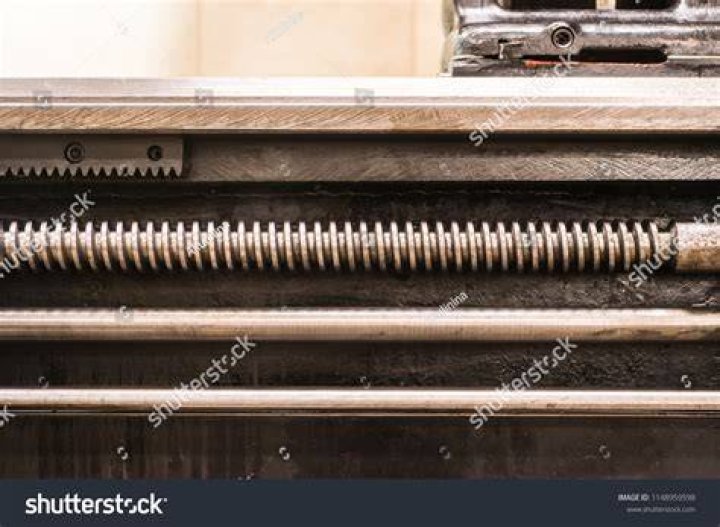 What is a lead screw on a lathe