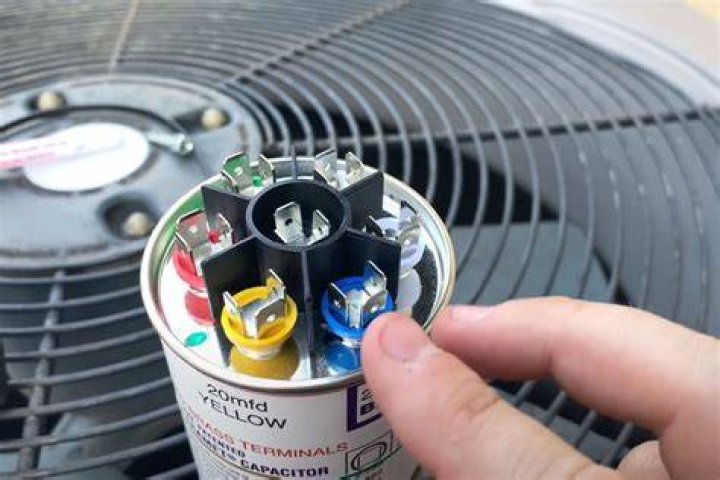 What is the function of capacitor in air conditioner