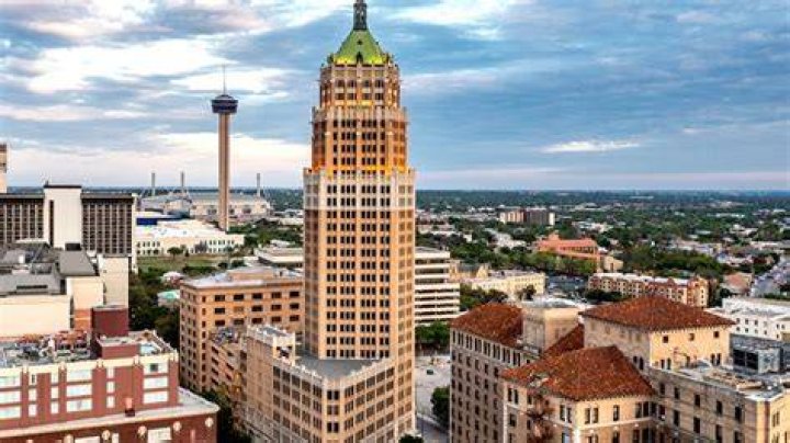 What is the tall building in San Antonio