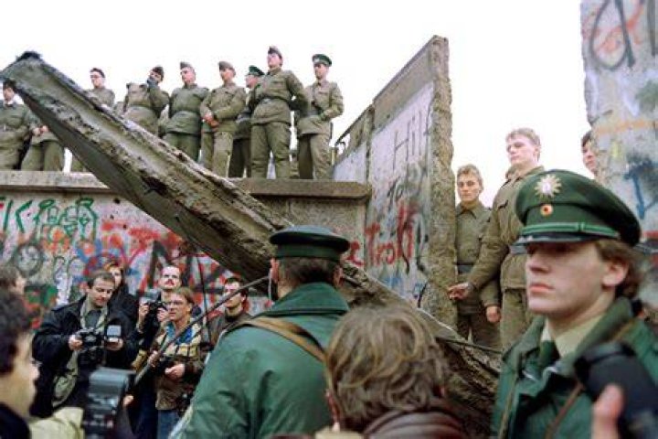 When did Berlin Wall go up