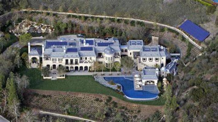 Who bought Tom Bradys mansion
