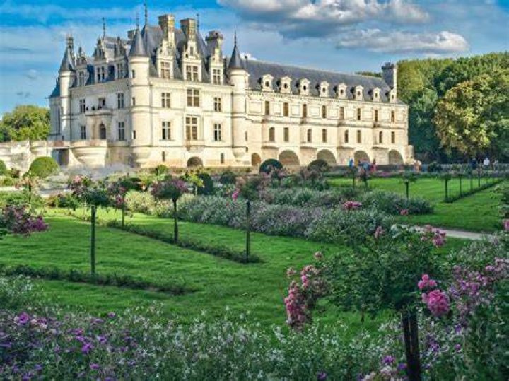 Why are there so many chateaux in the Loire Valley