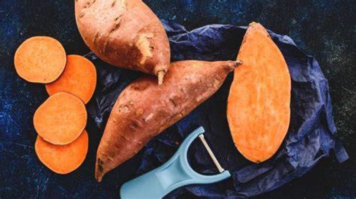 Why do sweet potatoes get black spots after peeling