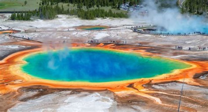 Why is Yellowstone colorful